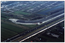 404068 Luchtfoto van de in aanleg zijnde Veldhuizerweg rond de in aanbouw zijnde wijk Veldhuizen te De Meern (gemeente ...